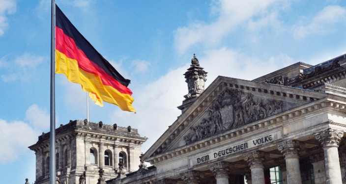 Nemačka zastava ispred zgrade