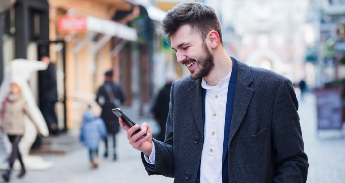 Mladi biznismen gleda telefon